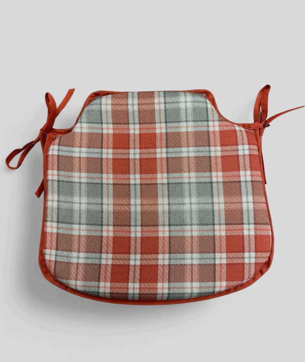 Spindle shaped seat pads in rust red and light grey