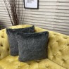 Housse de coussin en fausse fourrure gris moyen à motif blaireau | Coussins et oreillers en fourrure grise