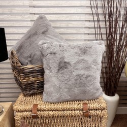 Coussin en fausse fourrure Richmond Taupe | Oreiller en fourrure taupe | Housse gris clair