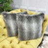 Coussin en fausse fourrure à rayures opossum | Coussin en fourrure grise | Coussin en fourrure rayée