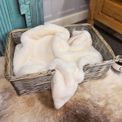 Couverture pour animaux de compagnie Richmond en fausse fourrure crème | Couvertures pour chiens en fausse fourrure crème |