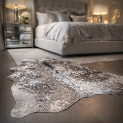 Tapis en peau de vache holographique grise et argentée | Tapis en peau de vache métallisée grise et argentée