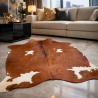 Grande peau de vache marron châtaigne et blanche | Tapis en peau de vache rouge, marron et blanche |
