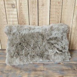 Paar rechthoekige kussens van taupe echt schapenvacht 30x50cm