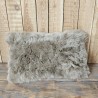 Paar rechteckige Kissen aus taupefarbenem echtem Schaffell 30x50cm