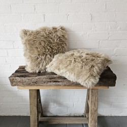 Deux coussins en peau de mouton véritable beige clair, 50 cm