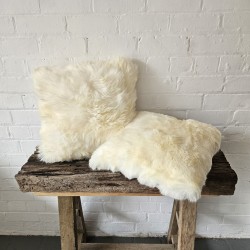 Paar ivoren vierkante kussens van echte schapenvacht 50 cm