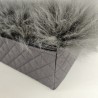 Lit orthopédique pour chien à poils longs gris, en véritable peau de mouton, de taille moyenne.