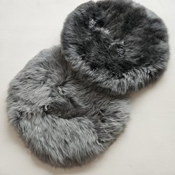 Paar ronde zitkussens van echt schapenvacht, langharig grijs, 37 cm stoelzittingen