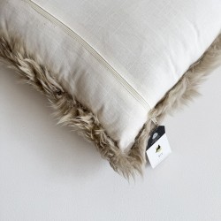 Paire de coussins rectangulaires en véritable peau de mouton couleur huître 30x50cm